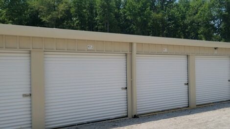 Storage units labeled 412, 413, 414.