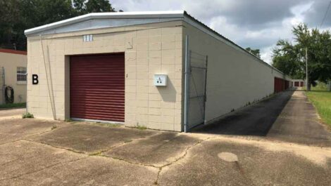 Drive up storage building B at Radiant Storage in Pascagoula.