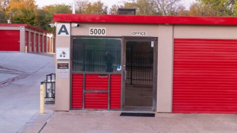 Front office to Copper Safe Storage in Fort Worth.